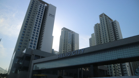 9510가구 규모의 메머드급 단지 송파 헬리오시티의 전세가격이 입주율이 높아짐에 따라 조금씩 안정될 조짐을 보이고 있다. 사진은 헬리오시티 전경. <이상현 기자>